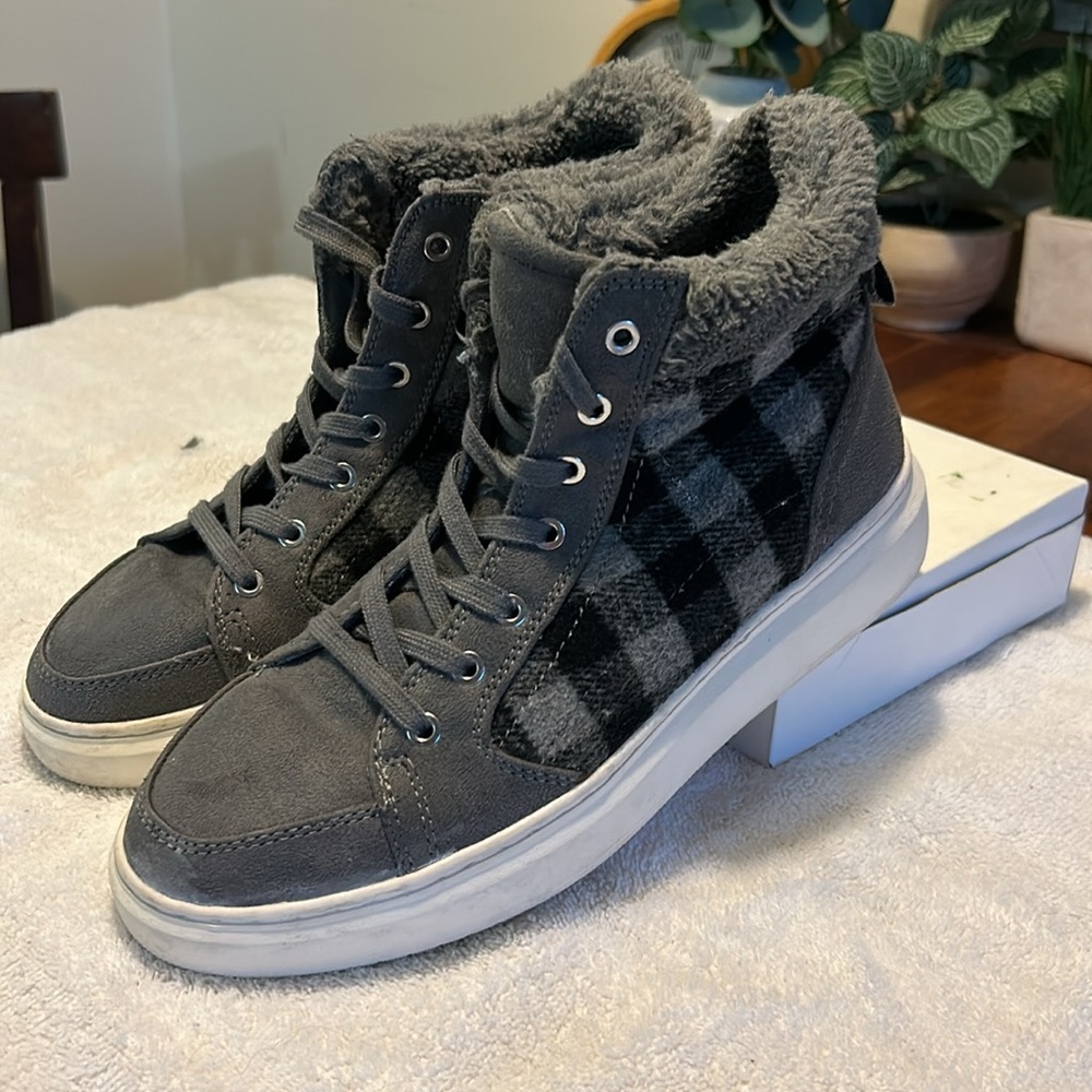 Marc Fisher Woman's Grey/Black Plaid Textile Ankle Booties Sneakers ... Size: 9.